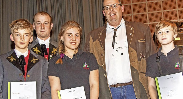 Ehrungen beim Jahreskonzert (von links...oerl Chastenier (Abzeichen in Silber).  | Foto: Wilfried Dieckmann