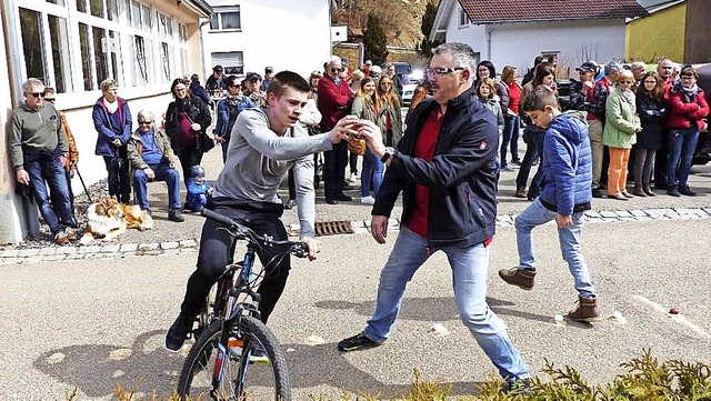 Marek Blattert hatte als Herausfordere... Eier auf dem Kirchplatz einzusammeln.  | Foto: Ralph Seifermann