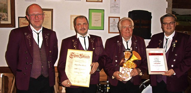 Mario Isele (rechts) berreichte Ernst... 2. Vorsitzenden Armin Kpfer (links).  | Foto: Cornelia Selz