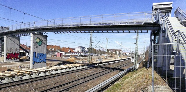 Der Steg ber die Gleise hinweg spielt eine wichtige Rolle im Konzept der Bahn.   | Foto: Senf