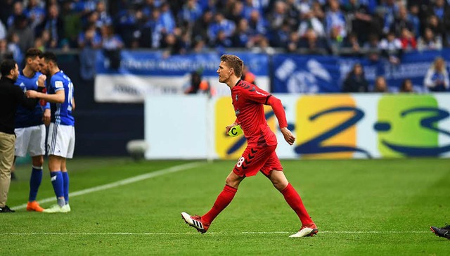 Nils Petersen muss den Platz beim Bund...amstag gegen den FC Schalke verlassen.  | Foto: AFP