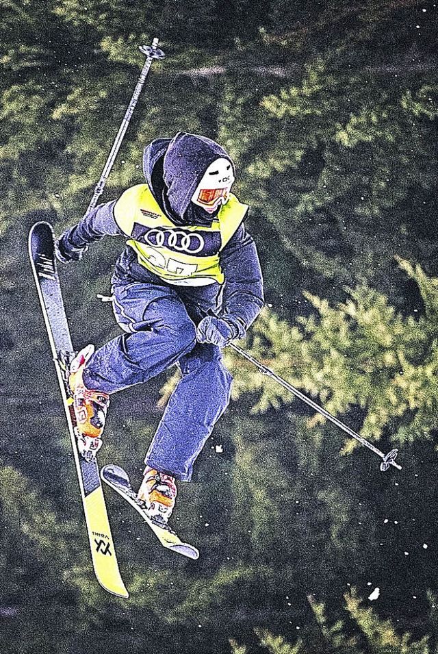 Der Freeskier Jakob Fler in der Luft.    | Foto: Skiclub Lffingen