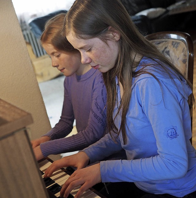 Am heimischen Klavier: Anastasia (vorne) und Alexandra Bttcher   | Foto: Susanne Gilg