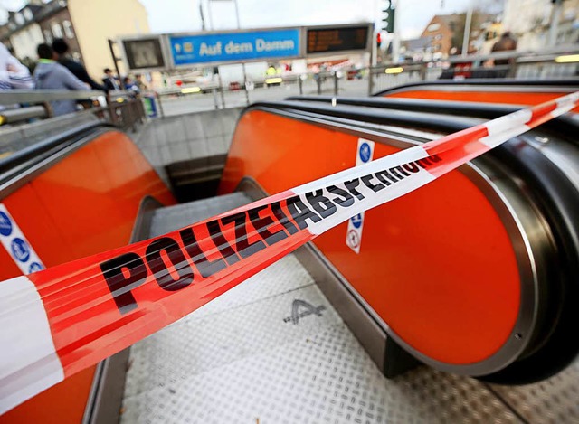 Die U-Bahn Station &quot;Auf dem Damm&...burg ist wegen eines Unfalls gesperrt.  | Foto: dpa