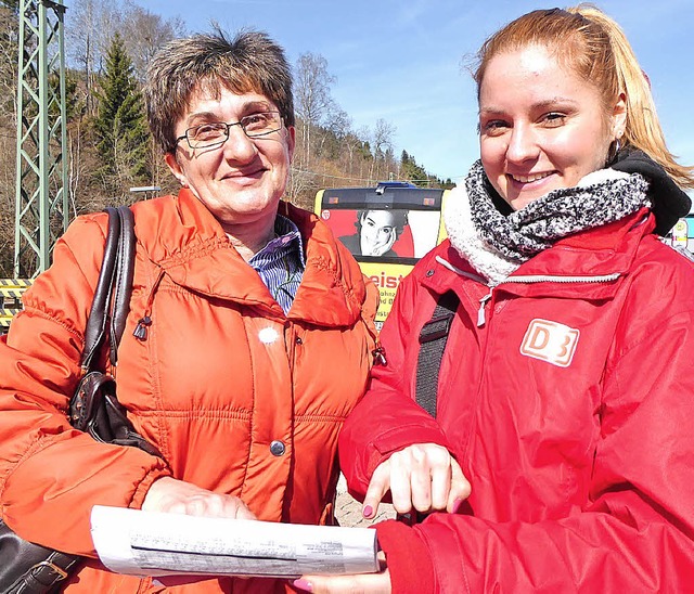 Linda Weibrodt (rechts)  hilft Reisenden.   | Foto: Peter Stellmach