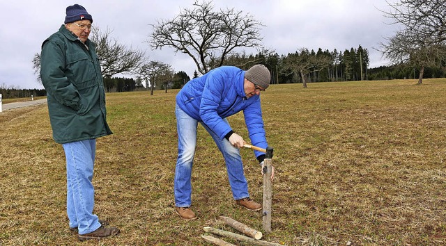 Georg Tritschler schlgt Pflcke ein, ...Obstbume eingepflanzt werden sollen.   | Foto: Christina Rademacher