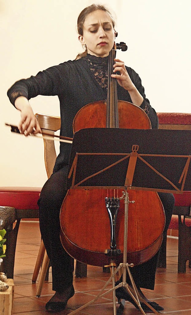 Cellistin Marie Viard hatte eine Bachs...um Osterkonzert nach Ibach mitgebracht  | Foto: Karin Stckl-Steinebrunner