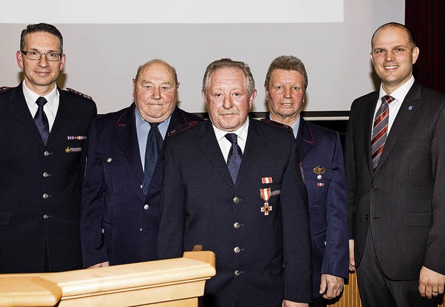 Stadtkommandant Christian Klein zeichn...von links) fr langjhrige Treue aus.   | Foto: G. Zahn