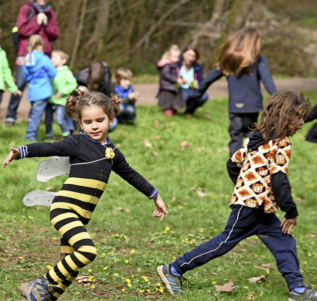 Kinder springen als Bienen und Schmett...ls Karl der Kfer die Osterwanderung.   | Foto: rita Eggstein