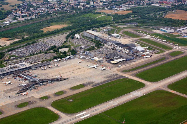 Das Terminal des Euroairports (links);... Abzweig zum Flughafen erhalten soll.   | Foto: Meyer/Mahro