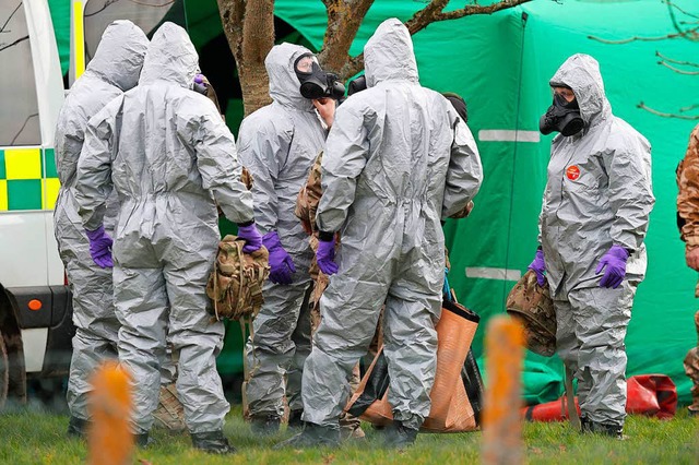 Soldaten tragen Schutzanzge whrend d...ppelagent Skripal und dessen Tochter.   | Foto: Archivfoto: dpa