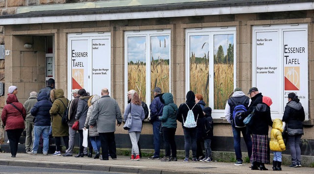 Diese Menschen bewarben sich Ende Mrz...erechtigungsausweis der Essener Tafel.  | Foto: dpa