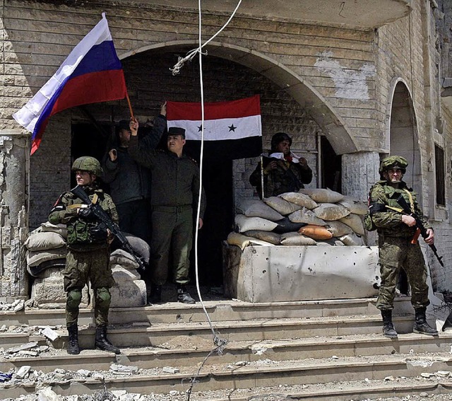 Syrische und russische Soldaten bewach...adtteil Jobar in Ost-Ghuta in Syrien.   | Foto: dpa