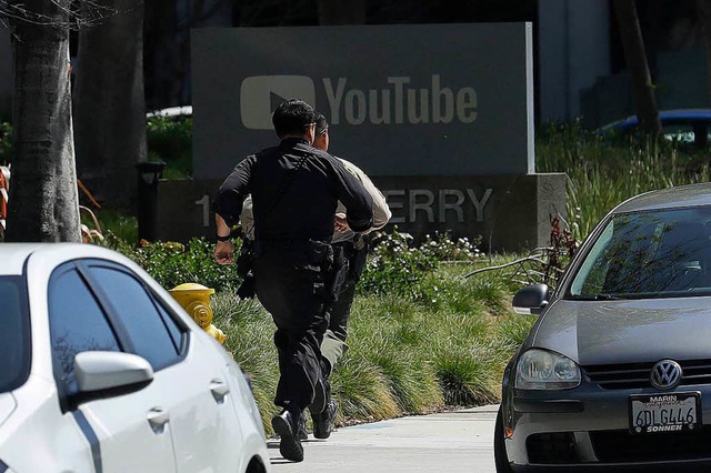 Polizisten rennen in Richtung eines B...outube in San Bruno bei San Francisco.  | Foto: dpa