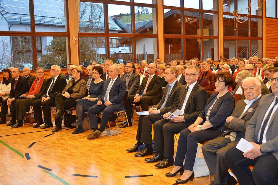 Beim Festakt : Bürgermeister Roland Tibi, Pfarrerin Barbara Müller-Gärtner, Dekan Hansjürgen Decker, Sabine Wölfle (MdL), Marion Gentges (MdL), Peter Weiß (MdB), Landrat Hanno Hurth, Bürgermeister Josef Ruf, Gerda Ruf, Josef Allgeier, Rafael Mathis (v. l.) (Foto: Nikolaus Bayer) Beim Festakt : Bürgermeister Roland Tibi, Pfarrerin Barbara Müller-Gärtner, Dekan Hansjürgen Decker, Sabine Wölfle (MdL), Marion Gentges (MdL), Peter Weiß (MdB), Landrat Hanno Hurth, Bürgermeister Josef Ruf, Gerda Ruf, Josef Allgeier, Rafael Mathis (v. l.) (Foto: Nikolaus Bayer)