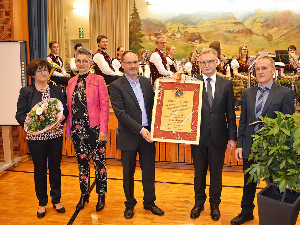 Josef Ruf erhlt die Ernennungsurkunde zum Ehrenbrger: Gerda Ruf, Claudia Wernet, Jrgen Riler, der Bgermeister und Jrgen Allgaier (von links)