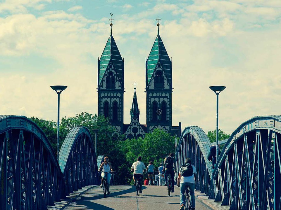 Die Blaue Brcke am Freiburger Hauptbahnhof.  | Foto: Maryline Boudot, Kerstin Ernst