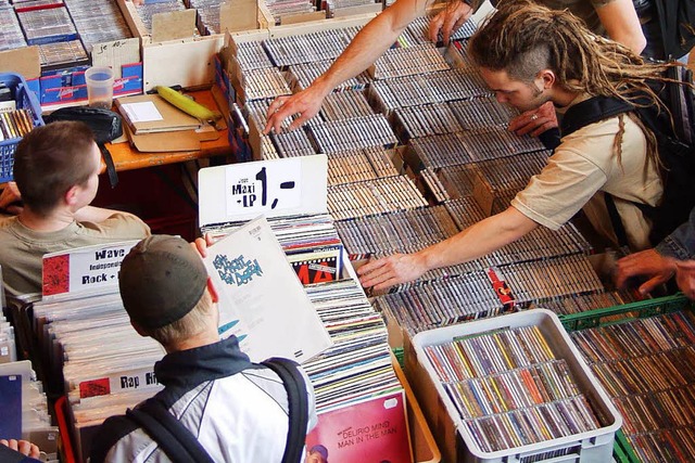 Runde eine halbe Million Schallplatten und CDs stehen auf der Brse zum Verkauf.  | Foto: Thomas Kunz