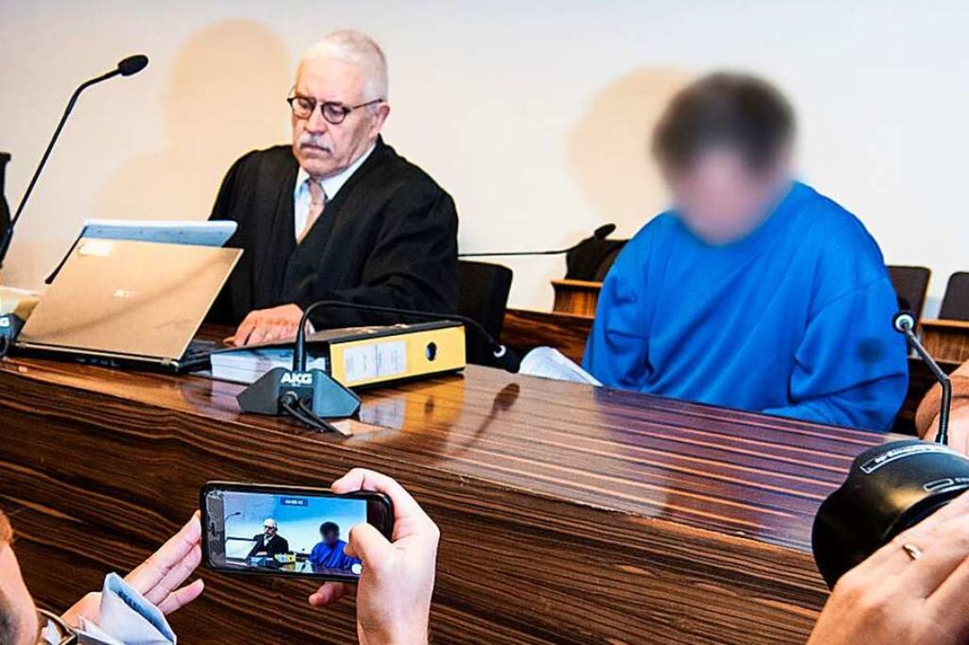 Klaus Malek (links) mit Catalin C., de...n fairen Prozess und Verteidigung hin.  | Foto: dpa