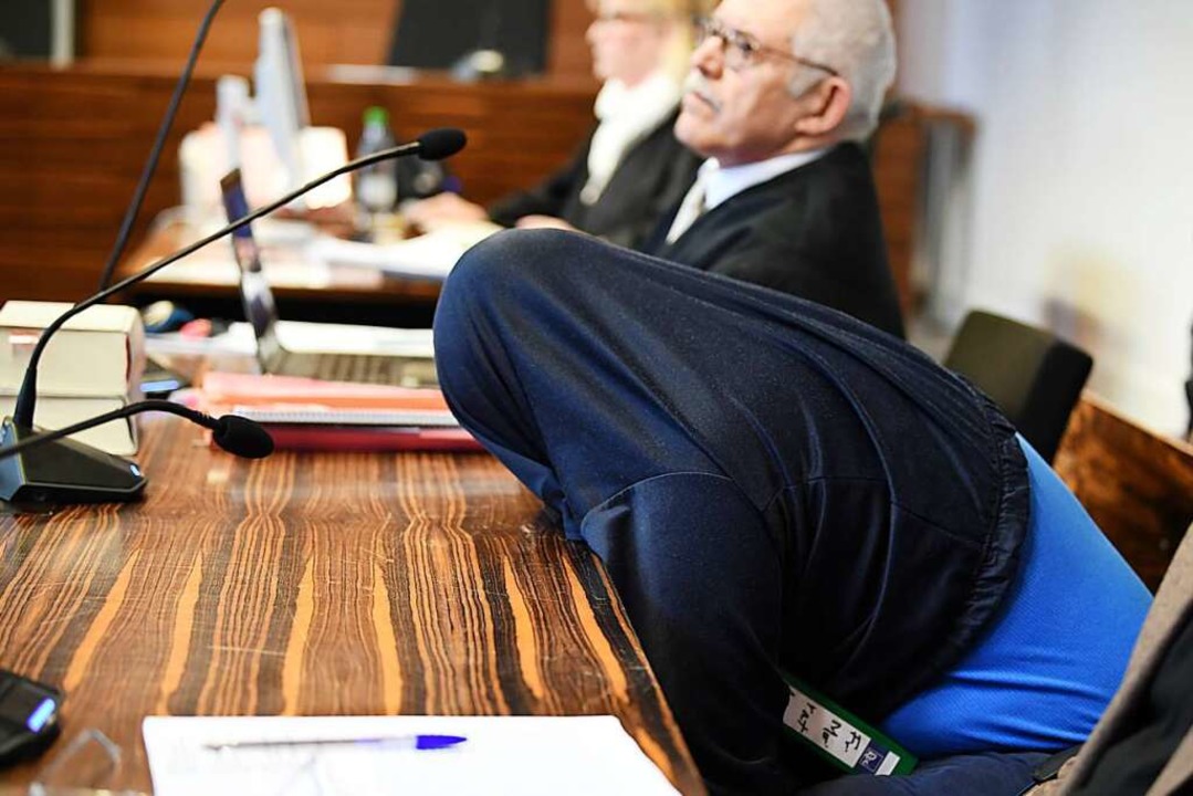 Der Angeklagte  mit einer Jacke ber d...l neben seinem Verteidiger Klaus Malek  | Foto: dpa