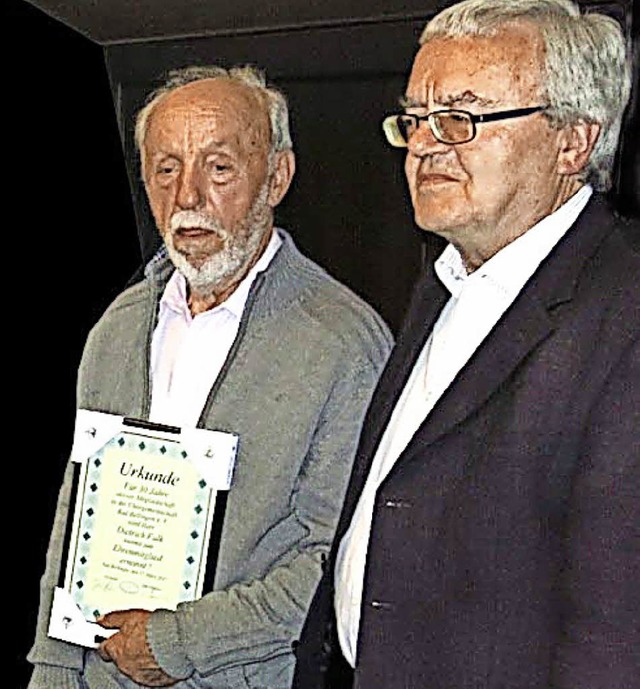 Dieter Falk (links) wurde von Dieter K...lied der Chorgemeinschaft   ernannt.    | Foto: privat