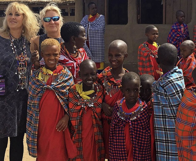 Die Projekt-Initiatorinnen Petra Ksche...aun mit Massai-Kindern in Ewaso Njero   | Foto: zVg