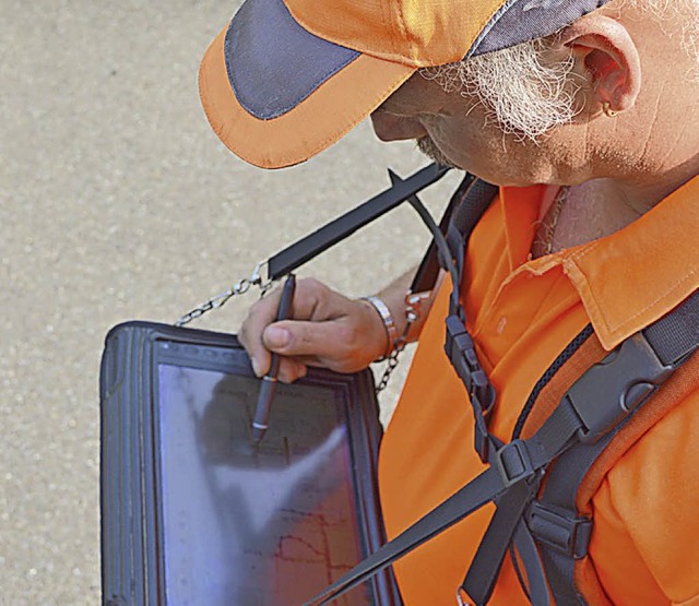 Die Mitarbeiter sind auch mit Tablets ausgerstet.   | Foto: Anton Hatt