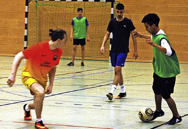 Spieler beim Abschluss-Fuballturnier der Nachtsportsaison in der Neumatthalle  | Foto: Mink