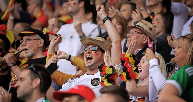 Auch in Bad Sckingen werden die Fans ...eisterschaft gemeinsam jubeln knnen.   | Foto: Symbolfoto: DPA/Fredrik von Erichsen