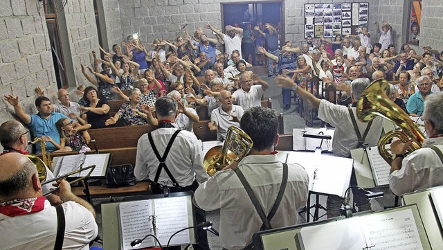 Begeisterte Zuhrer beim Auftritt der schmusik in der Kirche von Barra Velha.   | Foto: schmusik