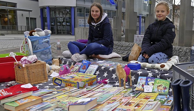 Die beiden Mdchen aus Herten versucht...fer fr Bcher, Spiel und Plschtiere.  | Foto: Ingrid Bhm-Jacob