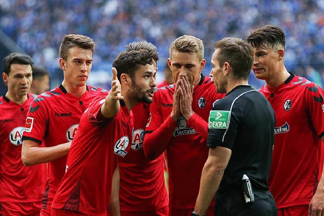 Protest ohne Erfolg: Nils Petersen (Zw...rechts) muss fr ein Spiel aussetzen.   | Foto: Gentsch