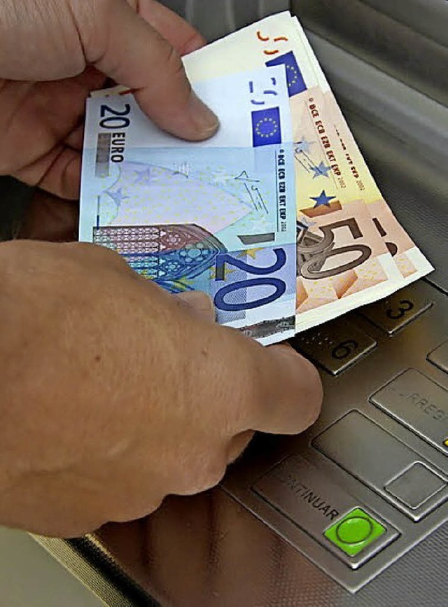 Die Nutzung von Girokonten wird teurer...e zhlt  das Geldabheben am Automaten.  | Foto: DPA