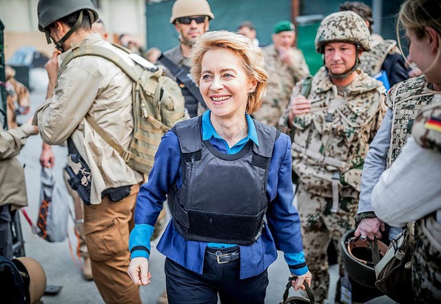 Ursula von der Leyen beim Truppenbesuch in Afghanistan Ende Mrz.  | Foto: dpa