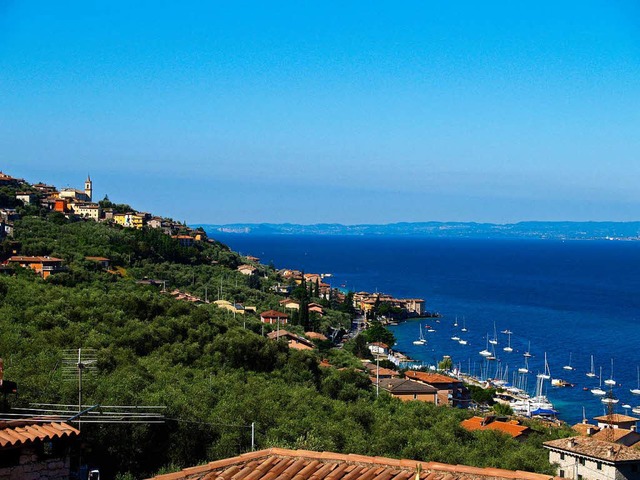 Herrlicher Blick: So kennen die meisten Touristen den Gardasee.  | Foto: Hemmerich