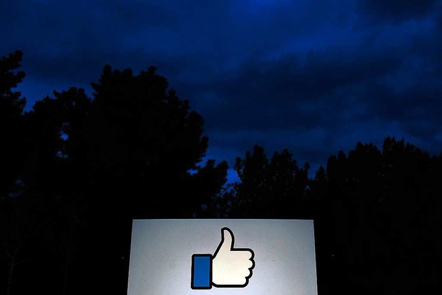 Ein Schild zum Firmeneingang von Facebook in Menlo Park, California.  | Foto: AFP