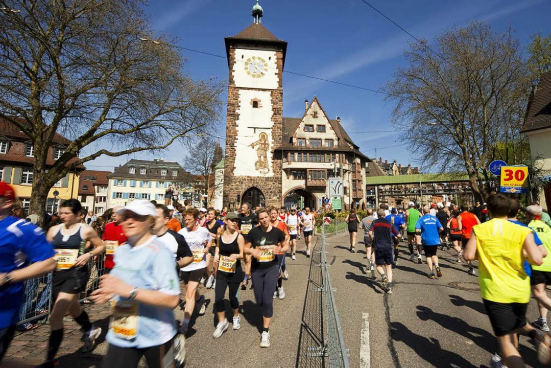 Etwa 10.000 Läuferinnen und Läufer geh... beim Freiburg-Marathon  an den Start.  | Foto: FWTM - Daniel Schoenen