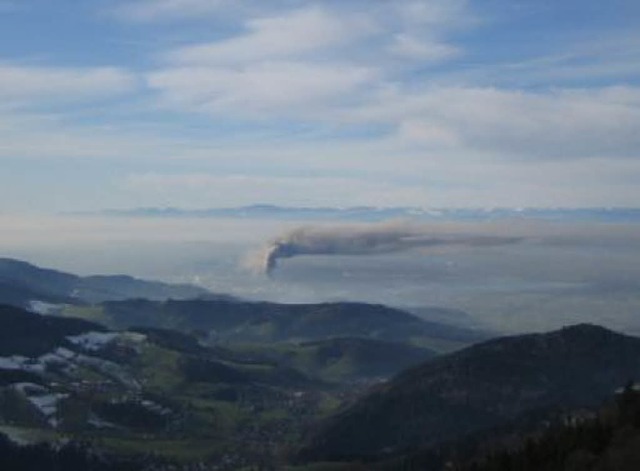 Der Brand in der Metzgerei Gruninger von Kandel aus gesehen. 