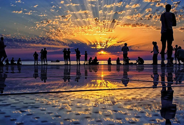 Sonnenuntergang in Zadar:  Einheimisch...ten genieen ihn amWasser gemeinsam.   | Foto: dpa