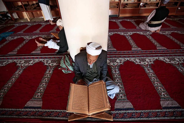 Ein lterer Mann liest in einer Moschee den Koran.   | Foto: dpa