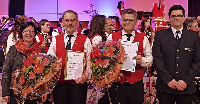 Geehrt wurden im Zuge des Konzerts der... und vom Vorsitzenden Michael Rombach.  | Foto: Cornelia Selz