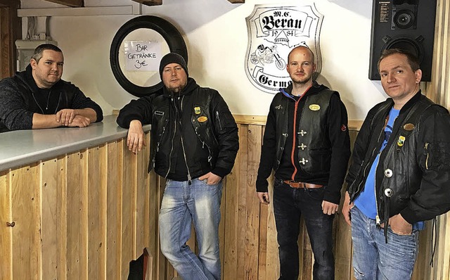 Das Vorstandsteam an der neuen Bar (vo...lmann, Stefan Isele  und Manuel Beck.   | Foto: Ursula Ortlieb
