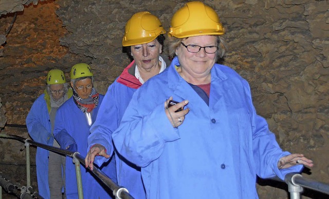 Heidi Weiss (vorne) geniet den Besuch in der Tschamberhhle sichtlich.   | Foto: Horatio Gollin