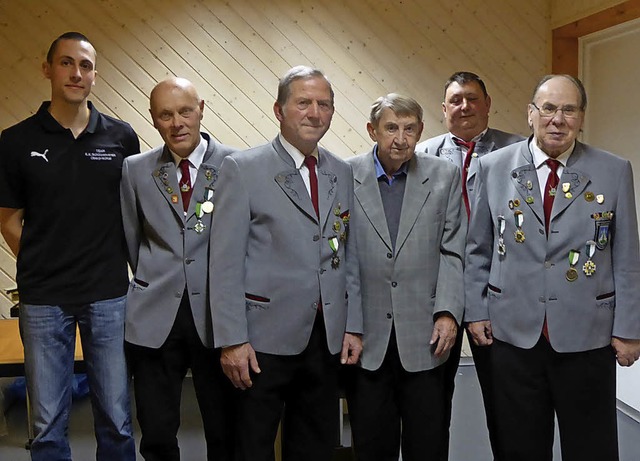 Der anwesende Teil der Geehrten des Sc...40) und Ludwig Storz (60, von links).   | Foto: Roland Gutjahr