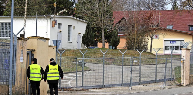 Zwei Mitarbeiter des Sicherheitsdienst...Wochen zu heftigen Tumulten gekommen.   | Foto: Guy Simon