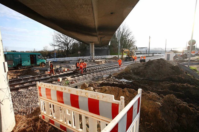 Fortschritte machen die Bauarbeiten am...tiefer gelegten Gleise liegen bereits.  | Foto: Martin Wendel