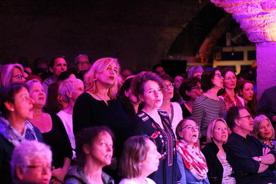 Gemeinsam mit Cécile Verny und dem Pianisten Christian Gutfleisch konnten das Publikum der Lust am Singen frönen. (Foto: Benedikt Metzger) Gemeinsam mit Cécile Verny und dem Pianisten Christian Gutfleisch konnten das Publikum der Lust am Singen frönen. (Foto: Benedikt Metzger)