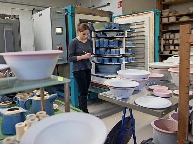 Beatrice Jasiewicz ist im zweiten Lehrjahr in einer  Keramikwerkstatt.   | Foto: Klaus-Dietmar Gabbert (dpa)