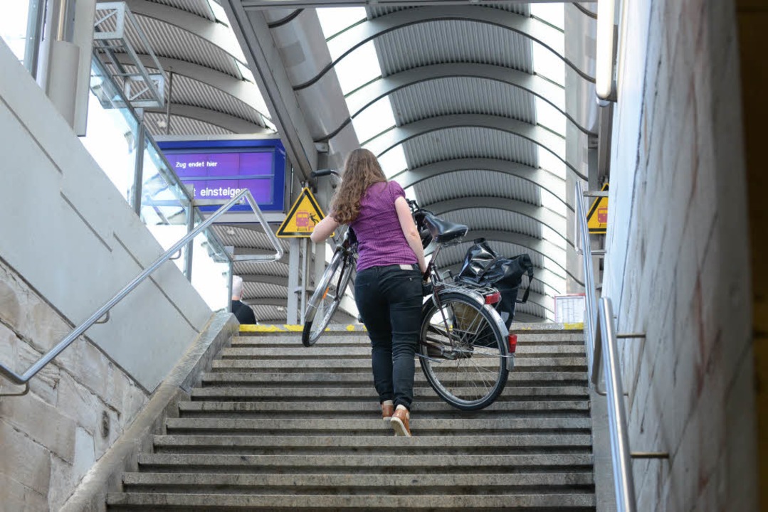 Wie komme ich nach der Ankunft am Gleis in Freiburg weiter?  | Foto: Rita Eggstein