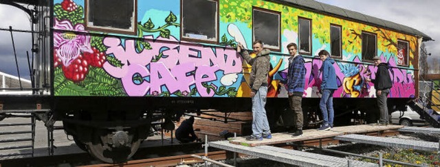 Das Jugendcaf befindet sich in diesem   Graffitiwaggon.  | Foto: Christoph Breithaupt